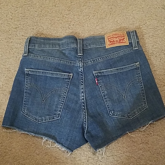 High waisted Levi's shorts - Picture 2 of 3
